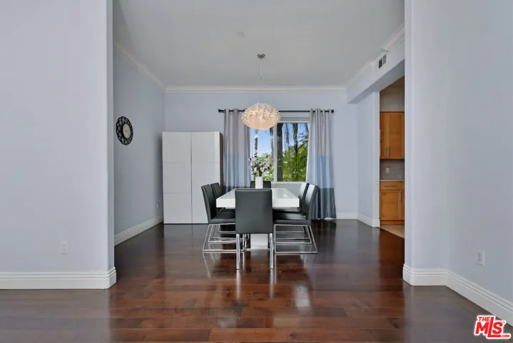 14315 Magnolia Boulevard 101, Sherman Oaks, California 91423