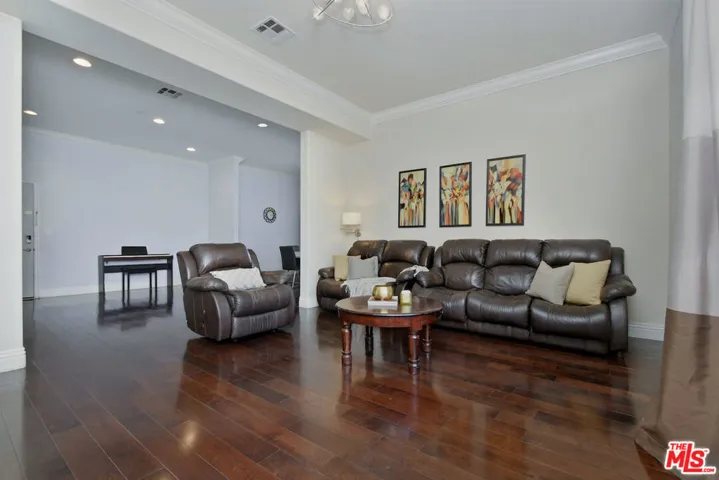 14315 Magnolia Boulevard 101, Sherman Oaks, California 91423