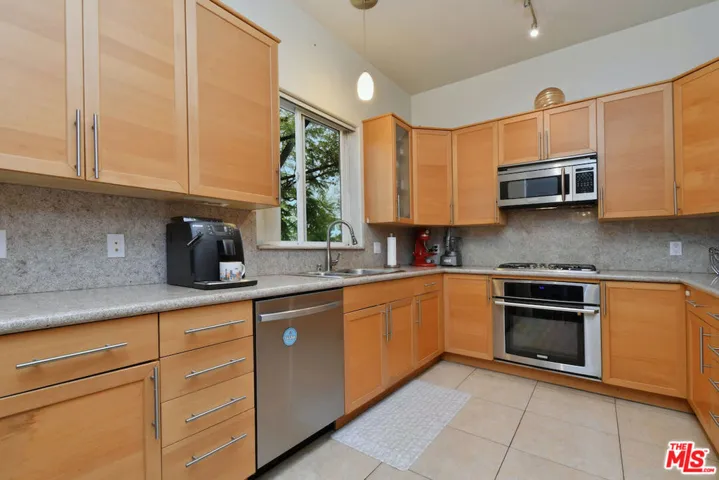 14315 Magnolia Boulevard 101, Sherman Oaks, California 91423