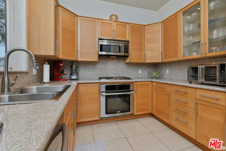 14315 Magnolia Boulevard 101, Sherman Oaks, California 91423