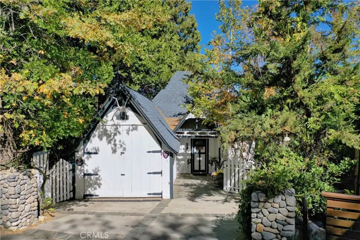 197 Rocky Point Road, Lake Arrowhead, California 92352