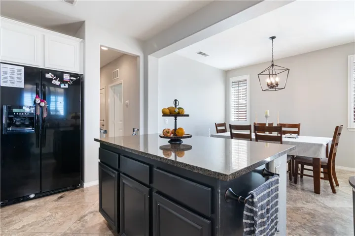 Kitchen w/ Center Island