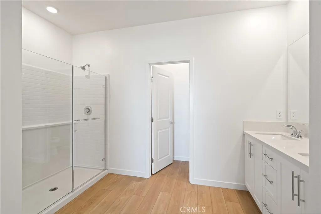 Primary Suite En-suite bathroom w/walk-in shower
