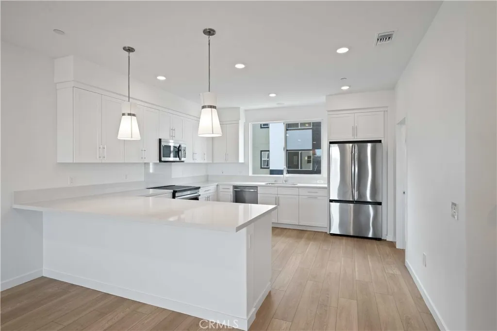 Peninsula Island w/Pendant Lighting