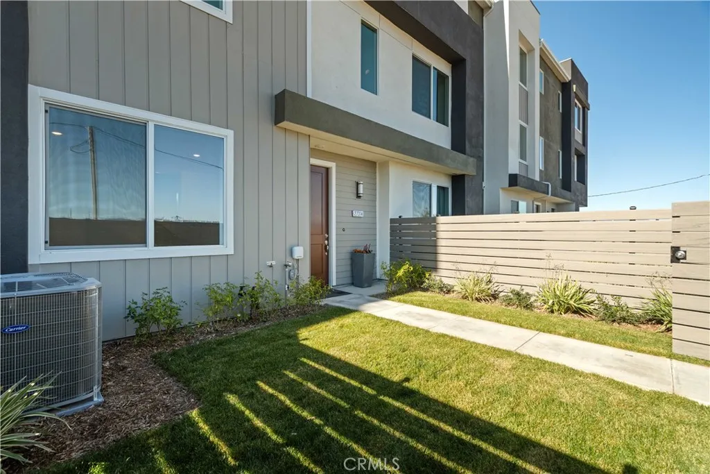 Fully Landscaped Courtyard w/5 ft privacy fence