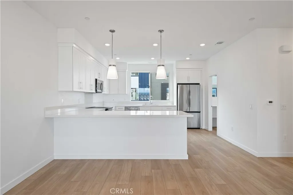 Peninsula Island w/Pendant Lighting