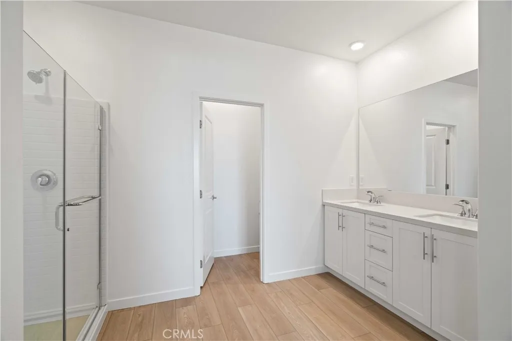 Primary Suite En-suite bathroom w/walk-in shower