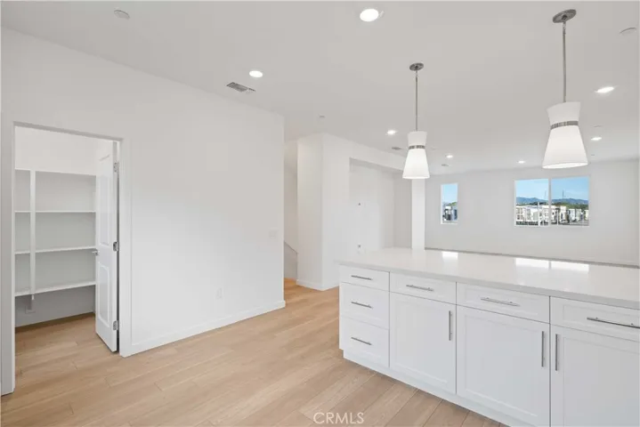 Gourmet Kitchen w/walk-in pantry