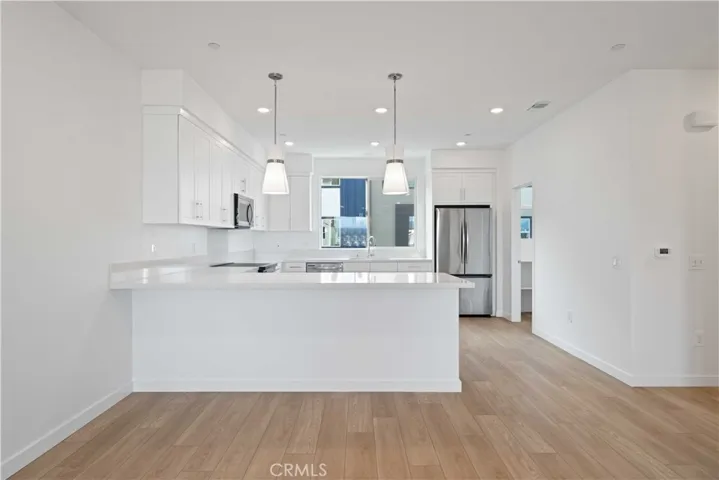 Peninsula Island w/Pendant Lighting