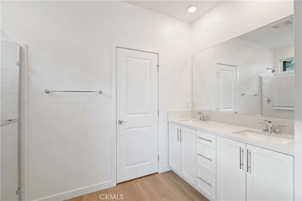 Primary Suite En-suite Bathroom w/dual vanity