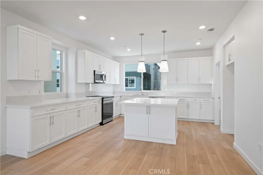 Large Gourmet Kitchen w/Center Island