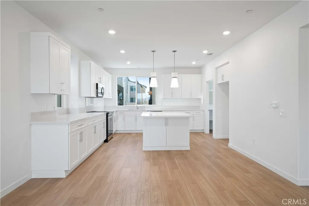 Large Gourmet Kitchen w/Center Island