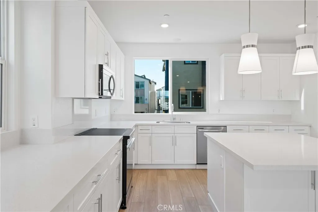 Center Island w/Pendant lighting