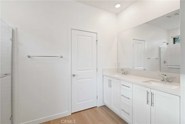 Primary Suite En-suite Bathroom w/dual vanity