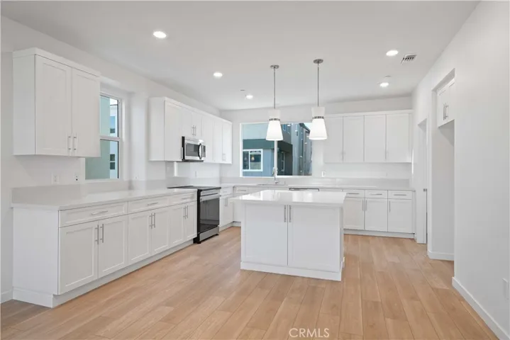Large Gourmet Kitchen w/Center Island