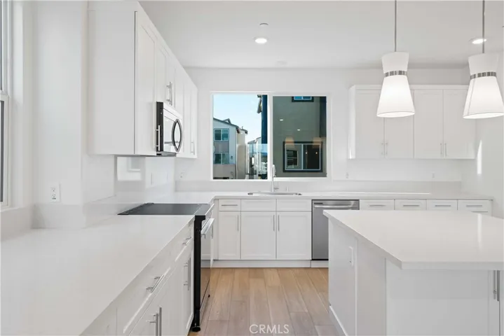 Center Island w/Pendant lighting