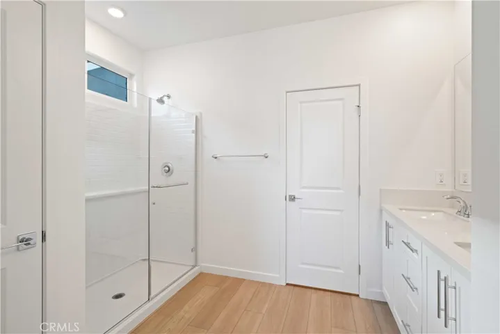 Primary Suite En-suite Bathroom w/walk-in shower