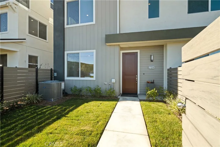 Private fully landscaped courtyard w/5 ft privacy fence