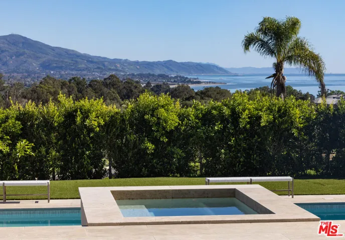 Sparkling Pool & Spa