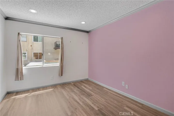View of the window in the secondary bedroom, allowing natural light into the space. The window offers a simple view of the surrounding area.