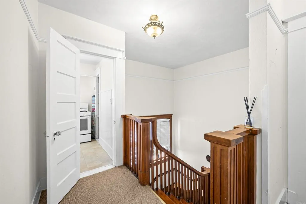 1050 Upstairs Landing