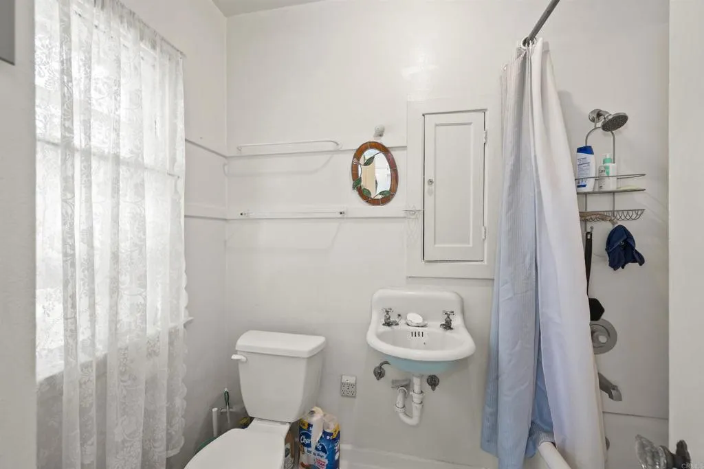1042-1/2 Bathroom