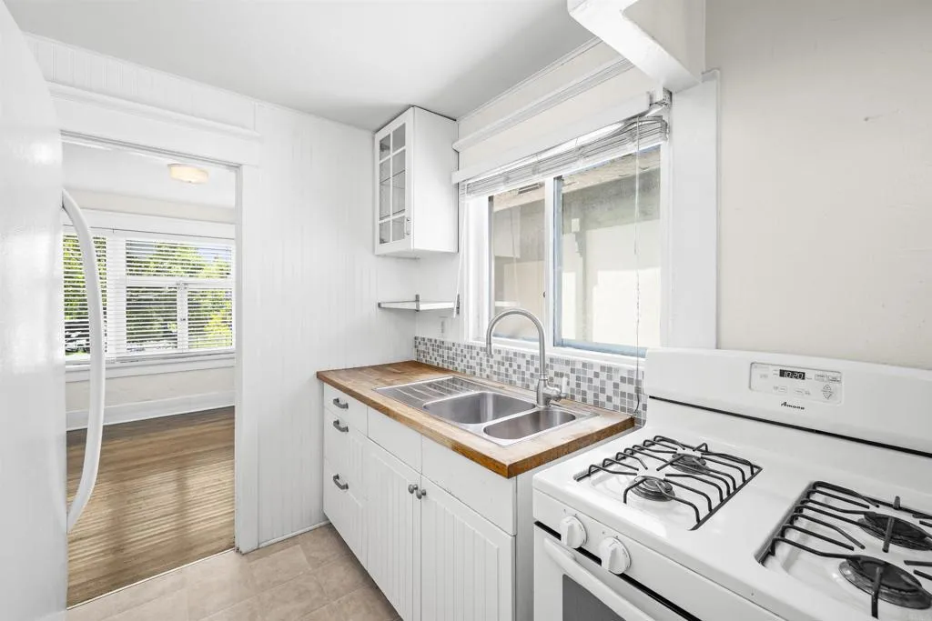 1050 Kitchen