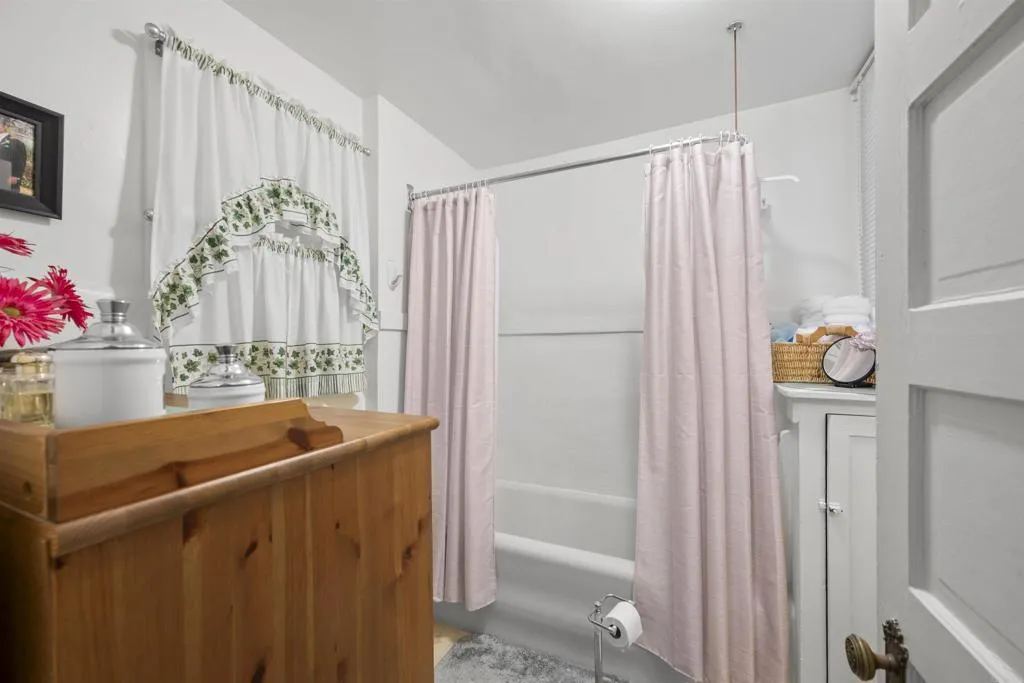 1046 Bathroom