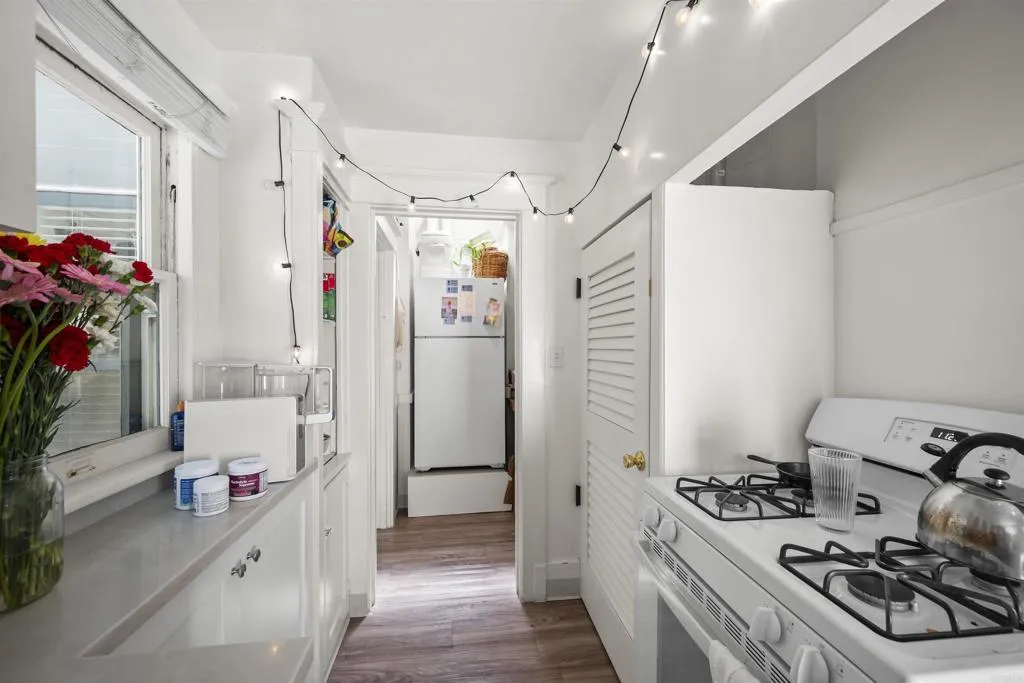 1044 Kitchen