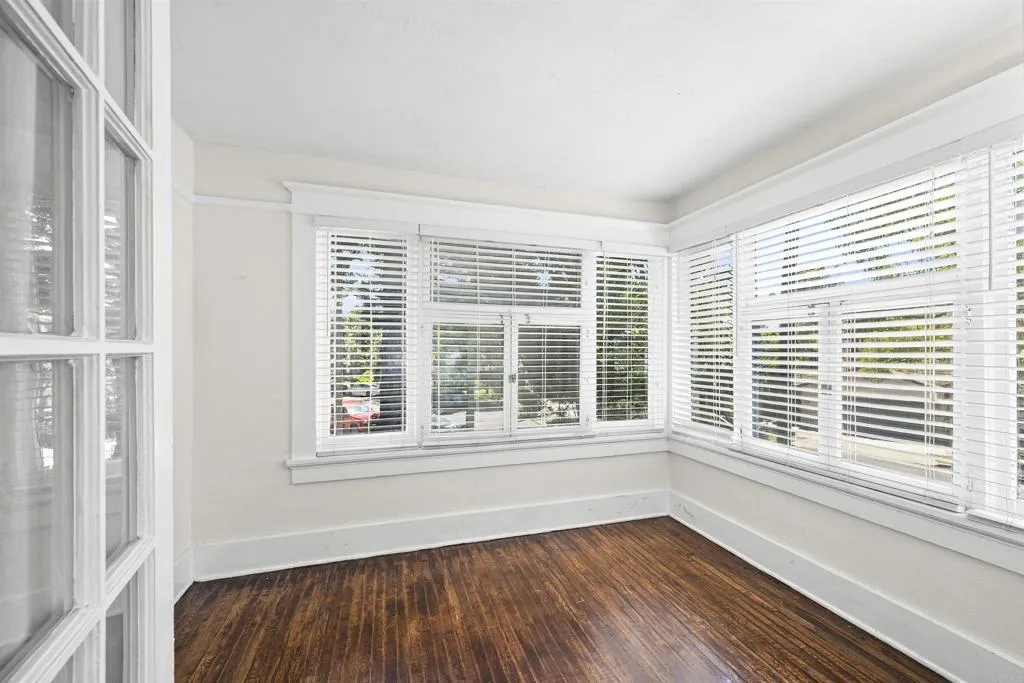 1050 Dining space