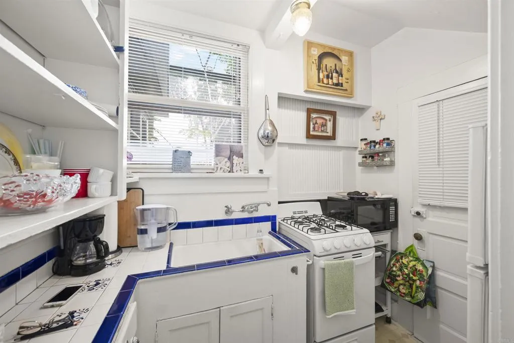 1046 Kitchen