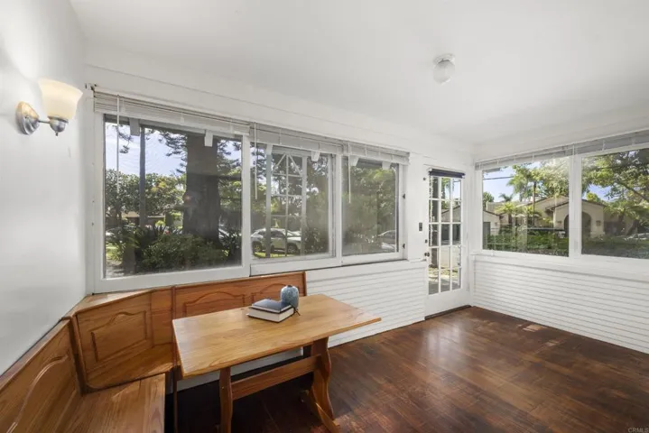 1048 Interior enclosed entry