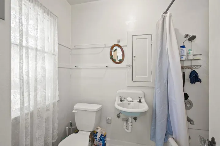 1042-1/2 Bathroom