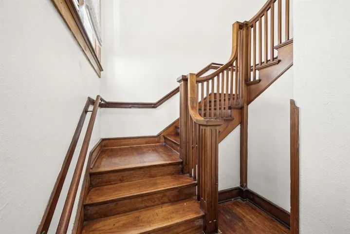 1050 Adella Entry staircase