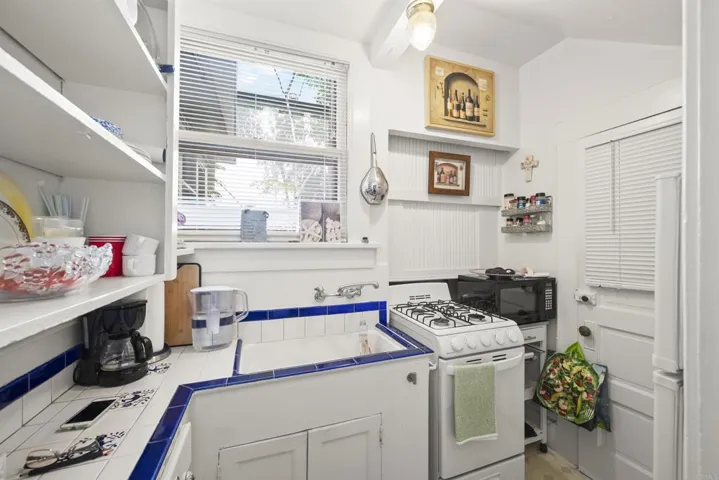 1046 Kitchen