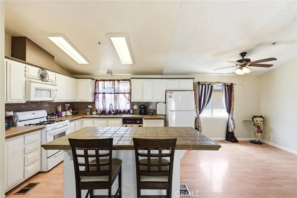 Kitchen/ Dining area