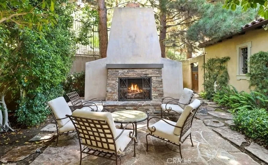 Outdoor fireplace