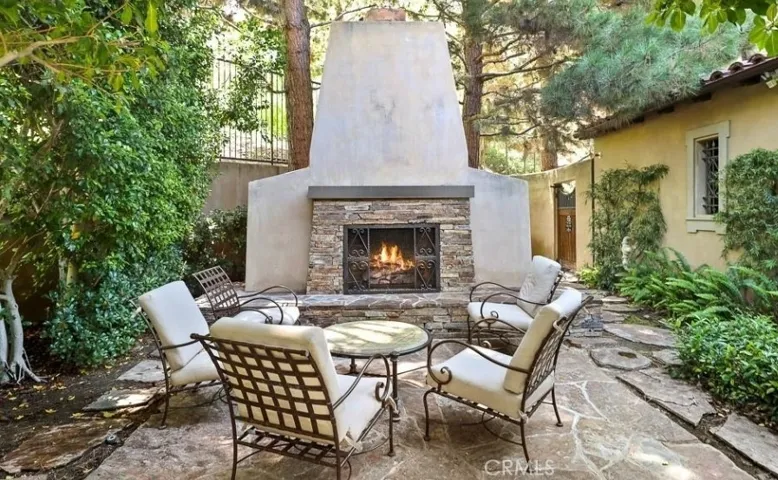 Outdoor fireplace