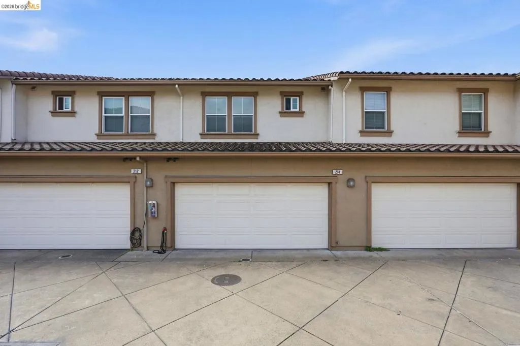 view of front facade featuring stucco siding and an attached garage