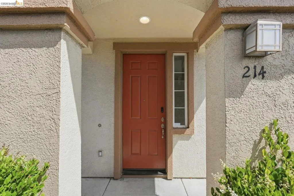 property entrance with stucco siding