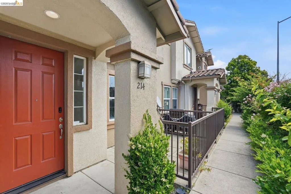 entrance to property with stucco siding and a tiled roof