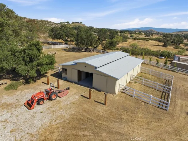8 stall barn with turnouts