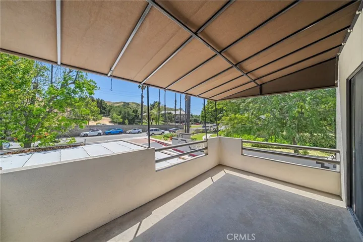 Private front end unit with a super spacious covered patio with canyon views. No neighbors around you.