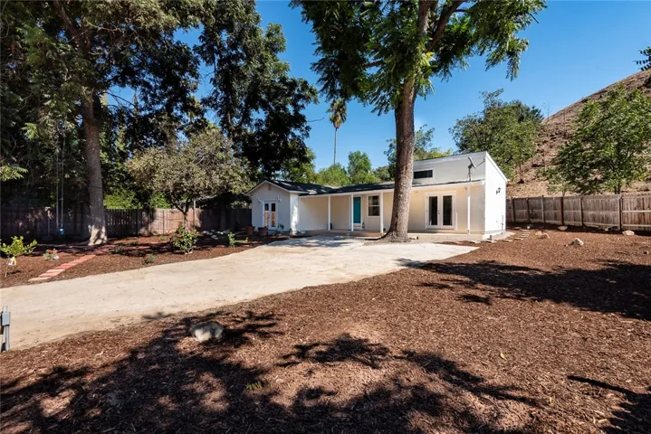 10416 Clybourn Avenue, Shadow Hills, California 91040
