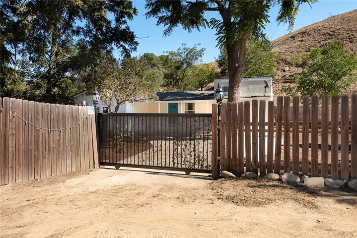10416 Clybourn Avenue, Shadow Hills, California 91040