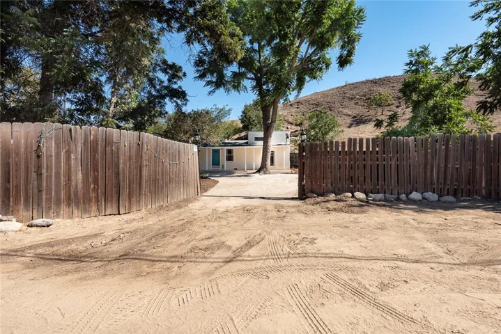 10416 Clybourn Avenue, Shadow Hills, California 91040