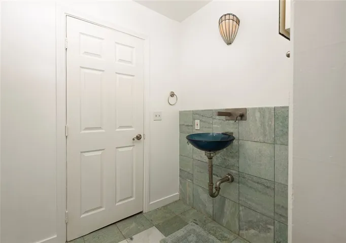 10416 Clybourn Avenue, Shadow Hills, California 91040