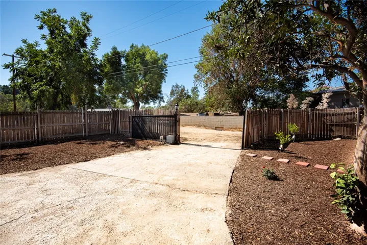 10416 Clybourn Avenue, Shadow Hills, California 91040