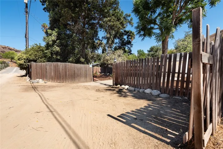 10416 Clybourn Avenue, Shadow Hills, California 91040