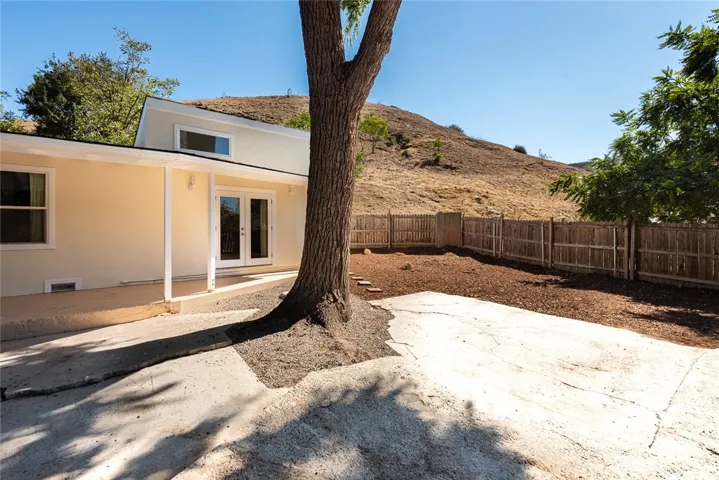 10416 Clybourn Avenue, Shadow Hills, California 91040